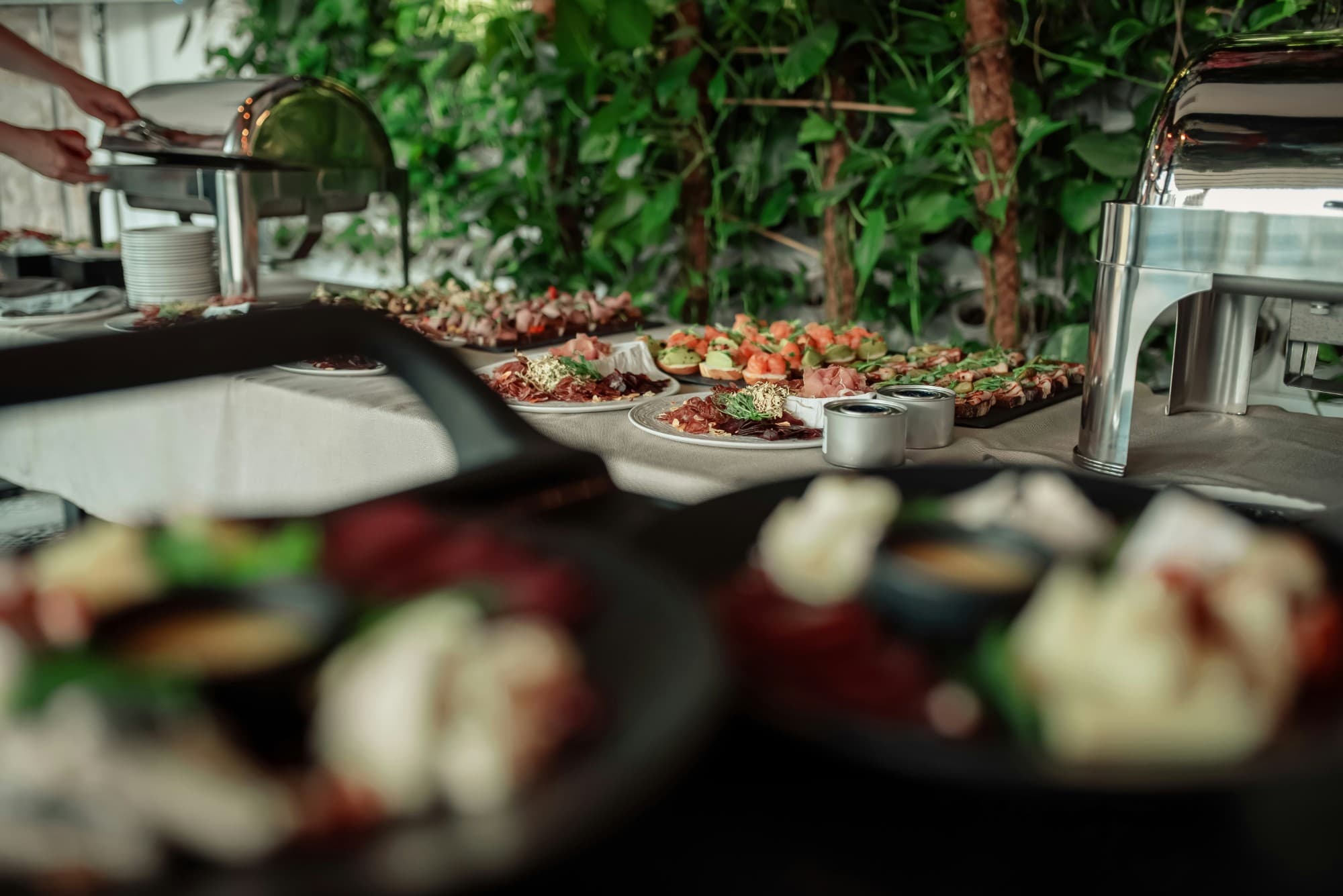 Aufgebautes Fingerfood-Buffet mit Vorspeisenplatten bei einem Abiball